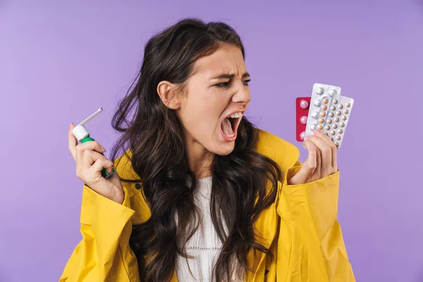 Immagine Una Donna Malata Negativa Urlante Isolata Sfondo Viola Muro — Foto Stock