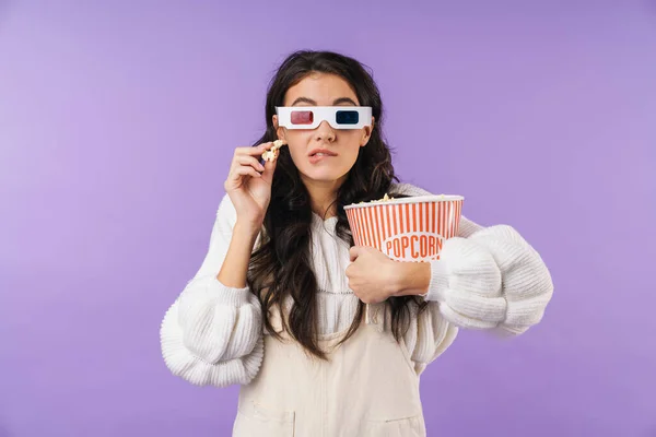 Foto Donna Bruna Nervosa Posa Isolato Parete Viola Sfondo Guardare — Foto Stock