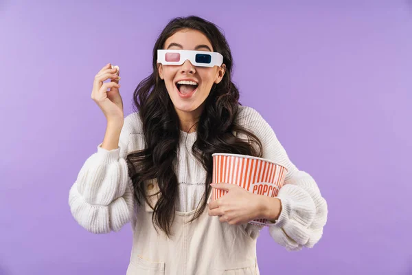 Foto Ridere Positivo Bruna Donna Posa Isolato Parete Viola Sfondo — Foto Stock