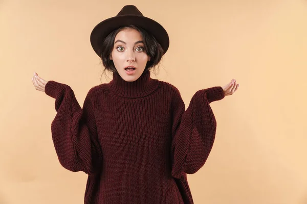 Imagen Mujer Morena Joven Emocional Conmocionada Posando Aislada Sobre Fondo — Foto de Stock