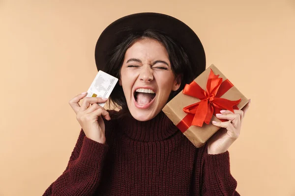 Beeld Van Schreeuwende Emotionele Jonge Brunette Vrouw Poseren Geïsoleerd Beige — Stockfoto