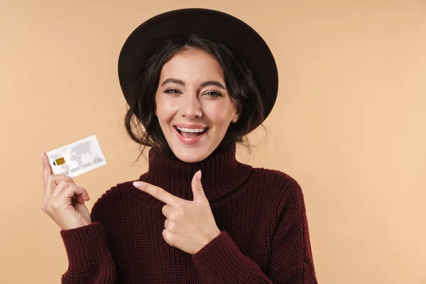 Imagem Alegre Jovem Morena Feliz Posando Isolado Sobre Fundo Parede — Fotografia de Stock