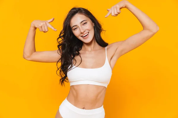 Imagen Una Joven Mujer Complacida Traje Baño Sonriendo Señalándose Misma — Foto de Stock