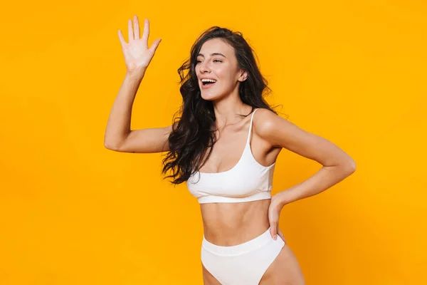 Imagem Bela Mulher Alegre Maiô Sorrindo Acenando Mão Isolada Sobre — Fotografia de Stock