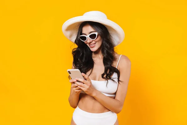 Imagem Mulher Elegante Satisfeita Maiô Chapéu Sorrindo Usando Celular Isolado — Fotografia de Stock