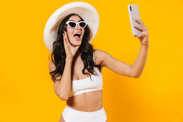 Imagem Mulher Elegante Alegre Maiô Chapéu Tomando Selfie Celular Isolado — Fotografia de Stock