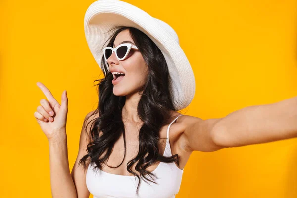 Sarı Duvardan Izole Edilmiş Selfie Çekilirken Mayo Giymiş Şapkalı Heyecanlı — Stok fotoğraf