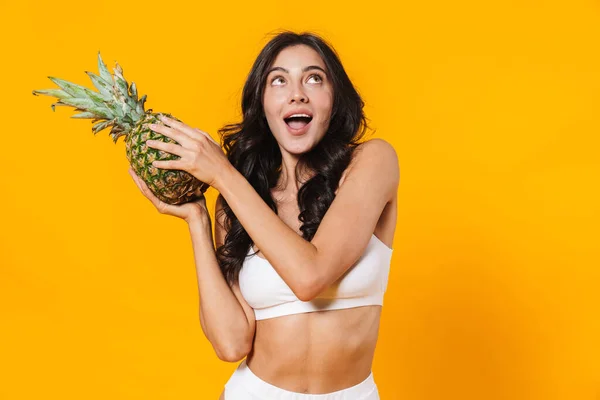 Bild Einer Aufgeregten Brünetten Frau Badeanzug Die Ananas Hält Und — Stockfoto