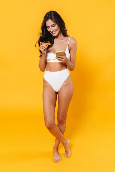 카드를 위에서 고립된 핸드폰을 사용하는 수영복을 여성의 — 스톡 사진