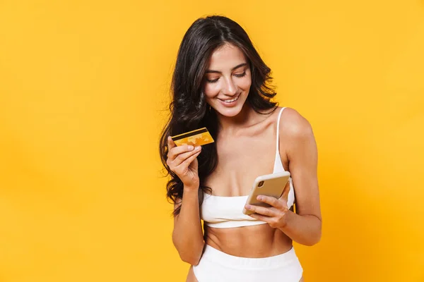 Imagem Mulher Sorridente Maiô Segurando Cartão Crédito Usando Celular Isolado — Fotografia de Stock