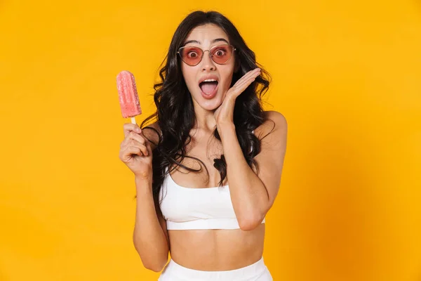 Imagen Mujer Agradable Excitada Traje Baño Anteojos Comiendo Helado Aislado — Foto de Stock