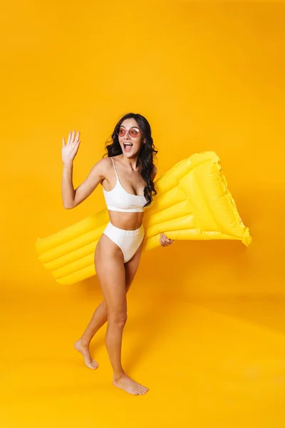 Obraz Podekscytowanej Kobiety Stroju Kąpielowym Pozującej Materacem Powietrznym Machającej Ręką — Zdjęcie stockowe