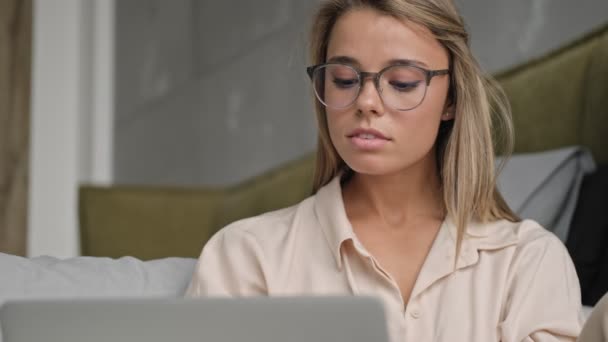 Skoncentrowany Atrakcyjna Blondynka Okularach Pomocą Laptopa Podczas Siedzenia Podłodze Domu — Wideo stockowe