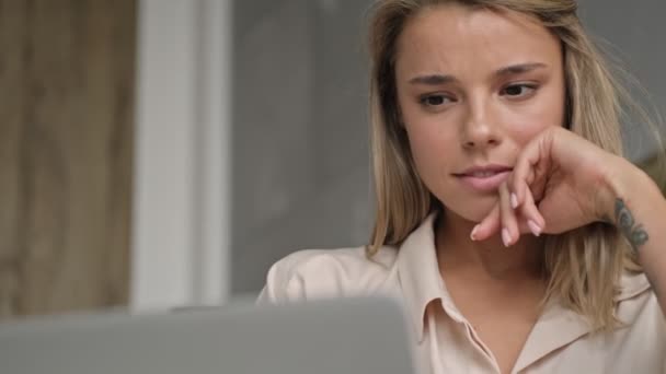 Pensive Ernstige Aantrekkelijke Blonde Vrouw Met Behulp Van Laptop Computer — Stockvideo