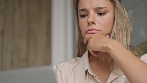 Sério Atraente Mulher Loira Usando Computador Portátil Enquanto Sentado Chão — Vídeo de Stock