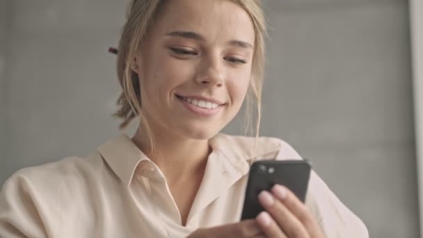 Θετική Ελκυστική Ξανθιά Γυναίκα Που Χρησιμοποιεί Smartphone Ενώ Κάθεται Στον — Αρχείο Βίντεο