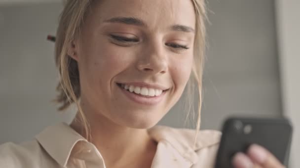 Close Άποψη Του Happy Ελκυστική Ξανθιά Γυναίκα Χρησιμοποιώντας Smartphone Ενώ — Αρχείο Βίντεο