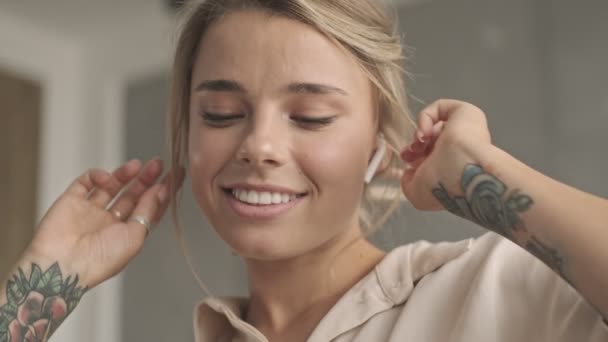 Mujer Rubia Atractiva Alegre Auriculares Escuchando Música Bailando Casa — Vídeo de stock