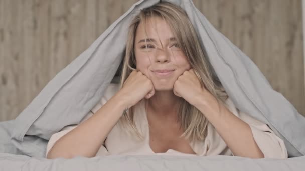 Joyeux Attrayant Blonde Femme Ayant Plaisir Montrant Des Grimaces Tout — Video