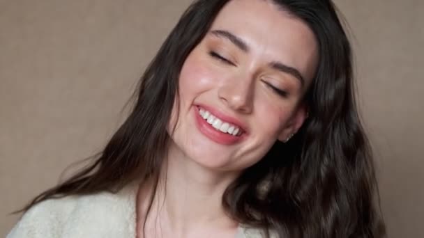 Close Uitzicht Van Glimlachen Mooi Brunette Vrouw Poseren Kijken Naar — Stockvideo