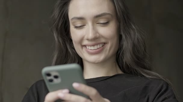Χαρούμενη Όμορφη Μελαχρινή Γυναίκα Που Γράφει Μήνυμα Στο Smartphone Ενώ — Αρχείο Βίντεο
