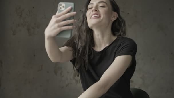 Χαρούμενη Όμορφη Μελαχρινή Γυναίκα Μιλάμε Από Videocall Στο Smartphone Ενώ — Αρχείο Βίντεο