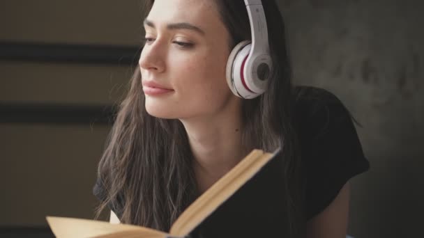 Mujer Morena Bonita Pensativa Auriculares Mirando Hacia Otro Lado Mientras — Vídeos de Stock