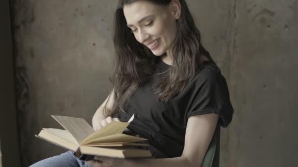 Mujer Morena Bastante Satisfecha Leyendo Libro Luego Mirando Hacia Otro — Vídeo de stock