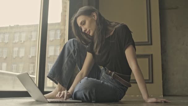 Yerde Otururken Dizüstü Bilgisayar Kullanan Güzel Esmer Bir Kadın — Stok video
