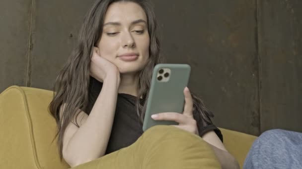 Ηρεμία Όμορφη Μελαχρινή Γυναίκα Χρησιμοποιώντας Smartphone Στη Συνέχεια Κοιτάζοντας Μακριά — Αρχείο Βίντεο