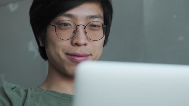 Una Vista Cerca Feliz Joven Asiático Complacido Con Gafas Está — Vídeos de Stock