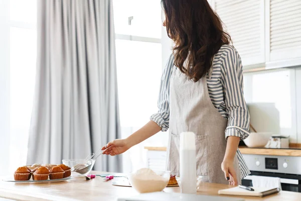 Kép Fókuszált Barna Visel Kötény Főzés Pite Recept Modern Konyhában — Stock Fotó