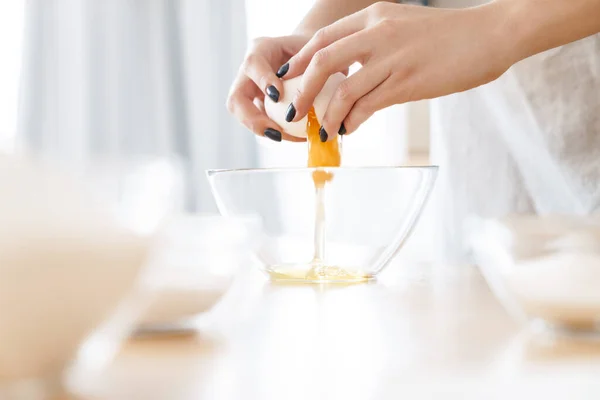 Modern Mutfakta Turta Pişirirken Yumurta Kıran Beyaz Bir Kadının Kırpılmış — Stok fotoğraf