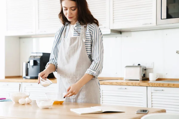 Modern Mutfakta Turta Pişirirken Önlük Giymiş Mangır Hazırlayan Odaklanmış Genç — Stok fotoğraf