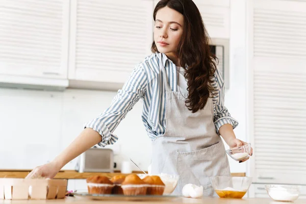 Imagem Jovem Mulher Focada Vestindo Avental Preparando Massa Enquanto Cozinha — Fotografia de Stock