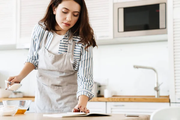 Modern Mutfakta Turta Pişirirken Önlük Giyen Genç Bir Kadının Görüntüsü — Stok fotoğraf