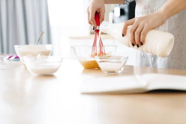 Modern Mutfakta Turta Pişirirken Hamuru Hazırlayan Beyaz Kadının Kırpılmış Görüntüsü — Stok fotoğraf