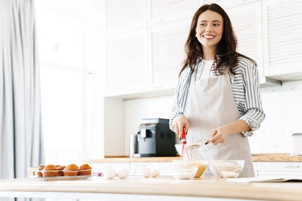 Imagen Mujer Caucásica Sonriente Usando Delantal Preparando Masa Para Pastel — Foto de Stock