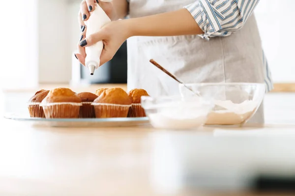 Kafkasyalı Genç Bir Kadının Modern Mutfakta Kremalı Kek Pişirirken Görüntüsü — Stok fotoğraf