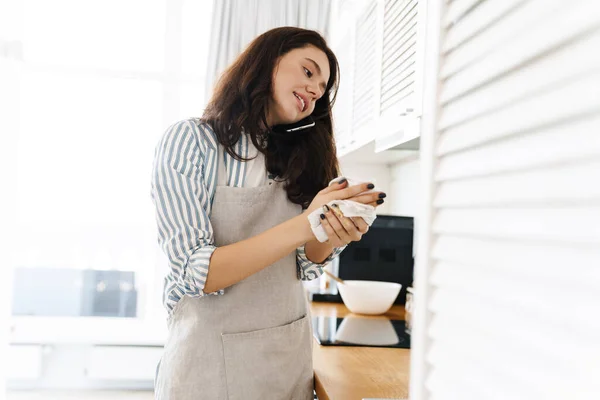 Afbeelding Van Jonge Mooie Vrouw Dragen Schort Praten Mobiele Telefoon — Stockfoto