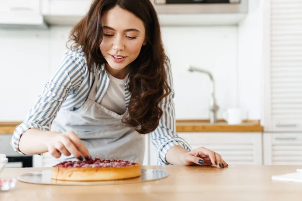 Imagen Hermosa Mujer Complacida Con Delantal Pastel Cocina Con Frambuesas —  Fotos de Stock