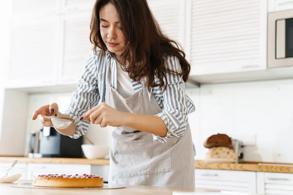 Modern Mutfakta Ahududulu Önlük Giymiş Odaklanmış Güzel Bir Kadın Resmi — Stok fotoğraf
