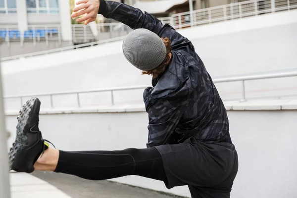 Motivierter Junger Fitter Sportler Der Auf Der Stadionrennbahn Dehnübungen Macht — Stockfoto