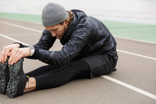 Desportista Jovem Motivado Trabalhando Pista Corridas Estádio Fazendo Exercícios Alongamento — Fotografia de Stock