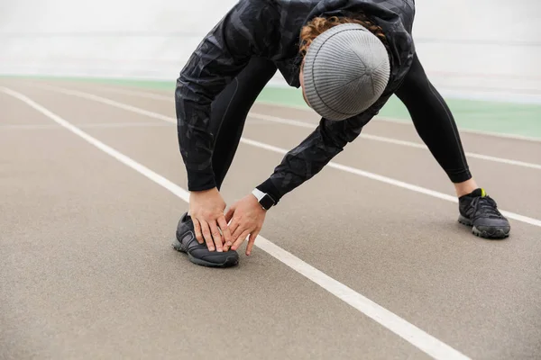 Desportista Jovem Motivado Trabalhando Pista Corridas Estádio Fazendo Exercícios Alongamento — Fotografia de Stock