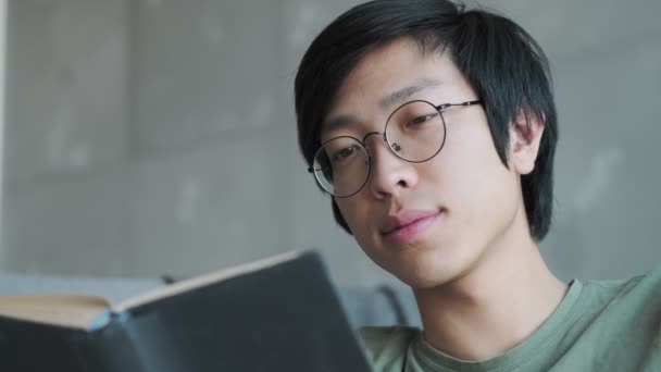 Une Vue Rapprochée Heureux Jeune Homme Asiatique Portant Des Lunettes — Video