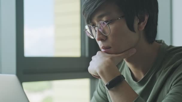 Una Vista Cerca Joven Freelancer Asiático Serio Usando Anteojos Está — Vídeo de stock