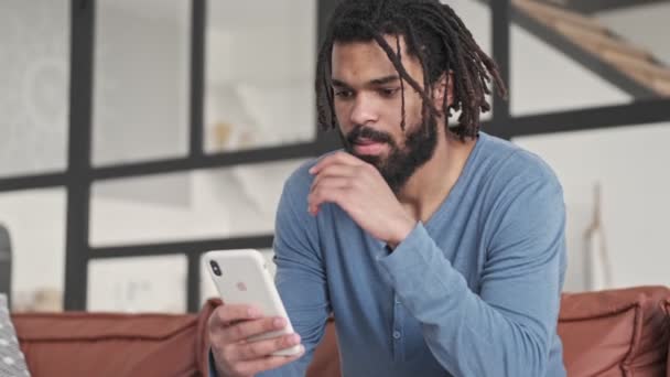 Jovem Afro Americano Feliz Positivo Está Falando Seu Telefone Com — Vídeo de Stock