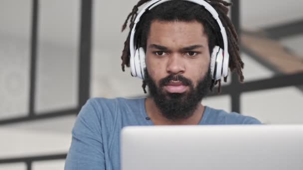 Ein Ernsthafter Junger Afrikanisch Amerikanischer Mann Mit Kopfhörern Benutzt Seinen — Stockvideo