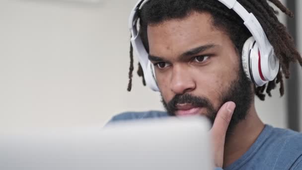 Una Vista Cerca Joven Afroamericano Enfocado Usando Auriculares Está Usando — Vídeos de Stock